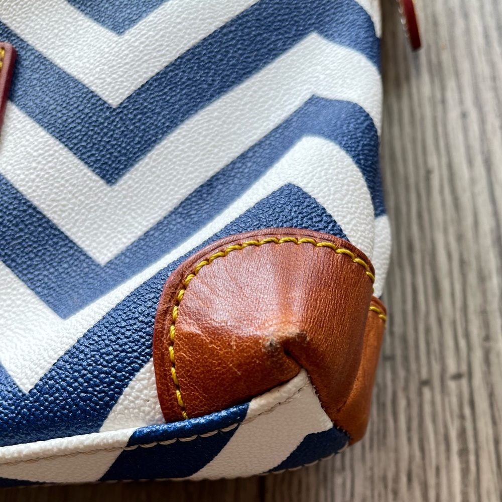Dooney & Bourke Royal Blue & White Chevron Crossbody Bag Purse Leather - Picture 7 of 10